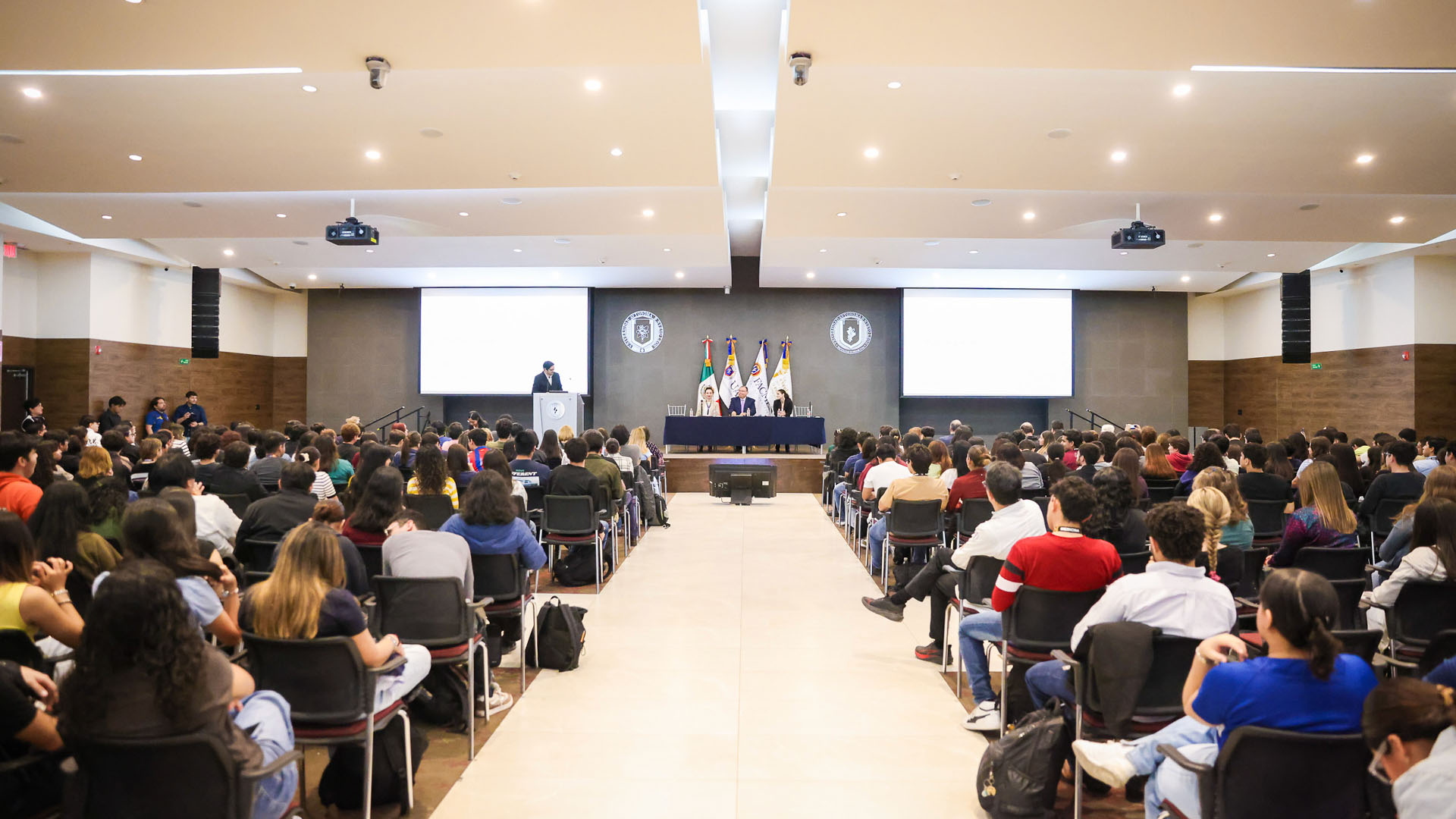 Abordan en FACMED impacto emocional de la discapacidad visual