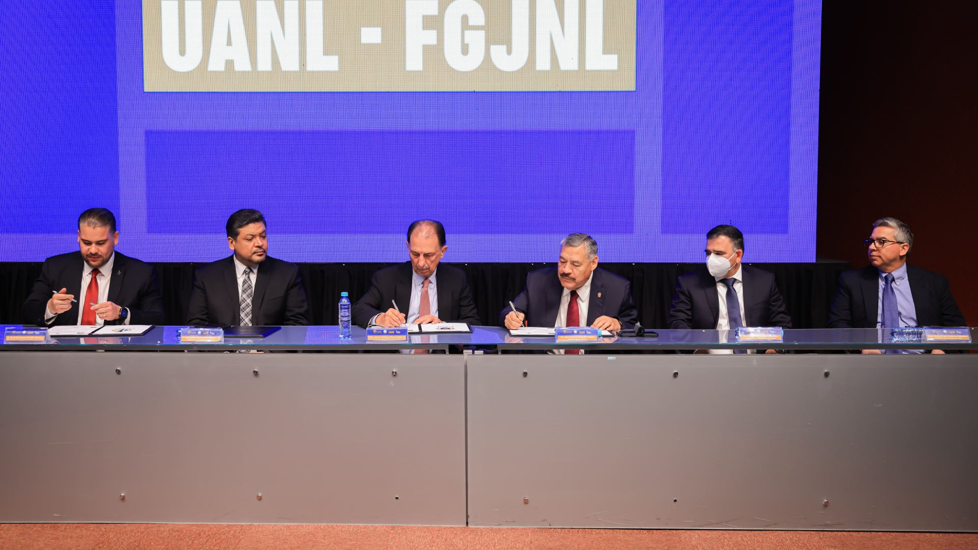 Acuerdan UANL y Fiscalía beneficios académicos y laborales a universitarios