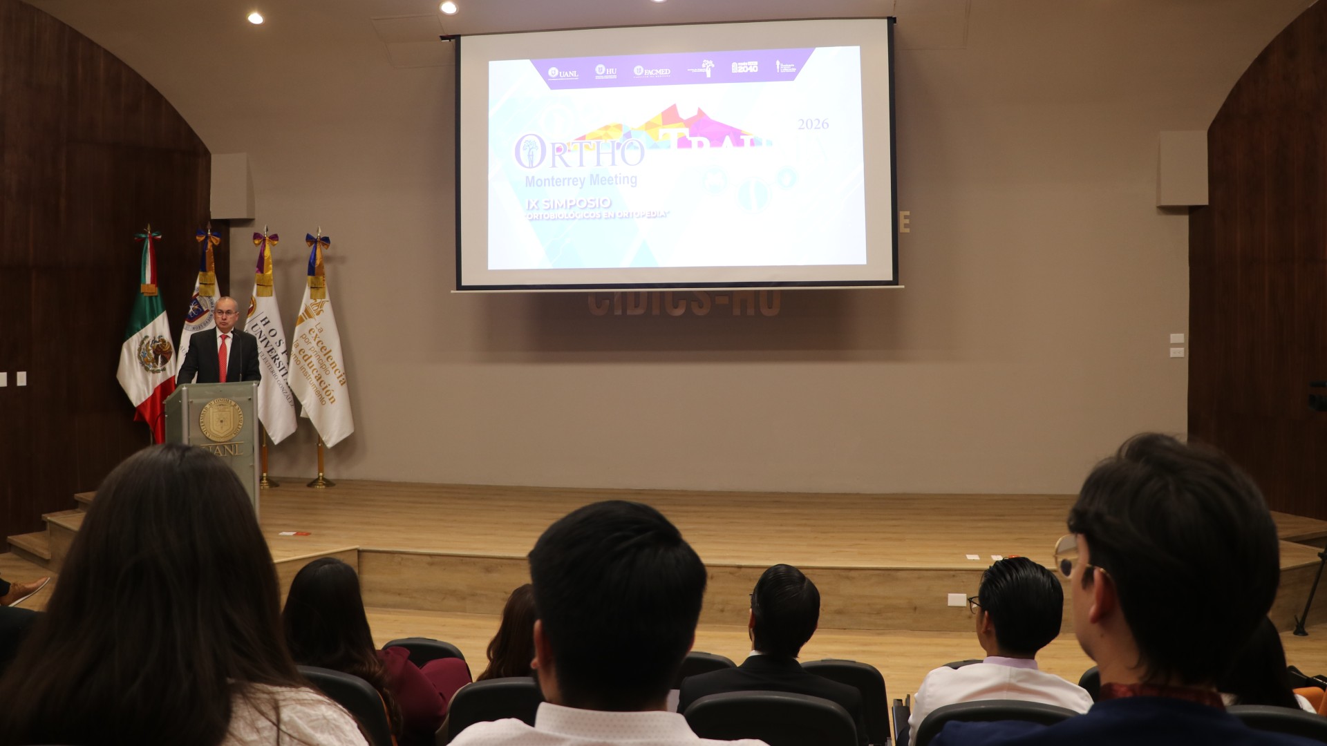 Exponen en simposio avances en ortopedia y traumatología