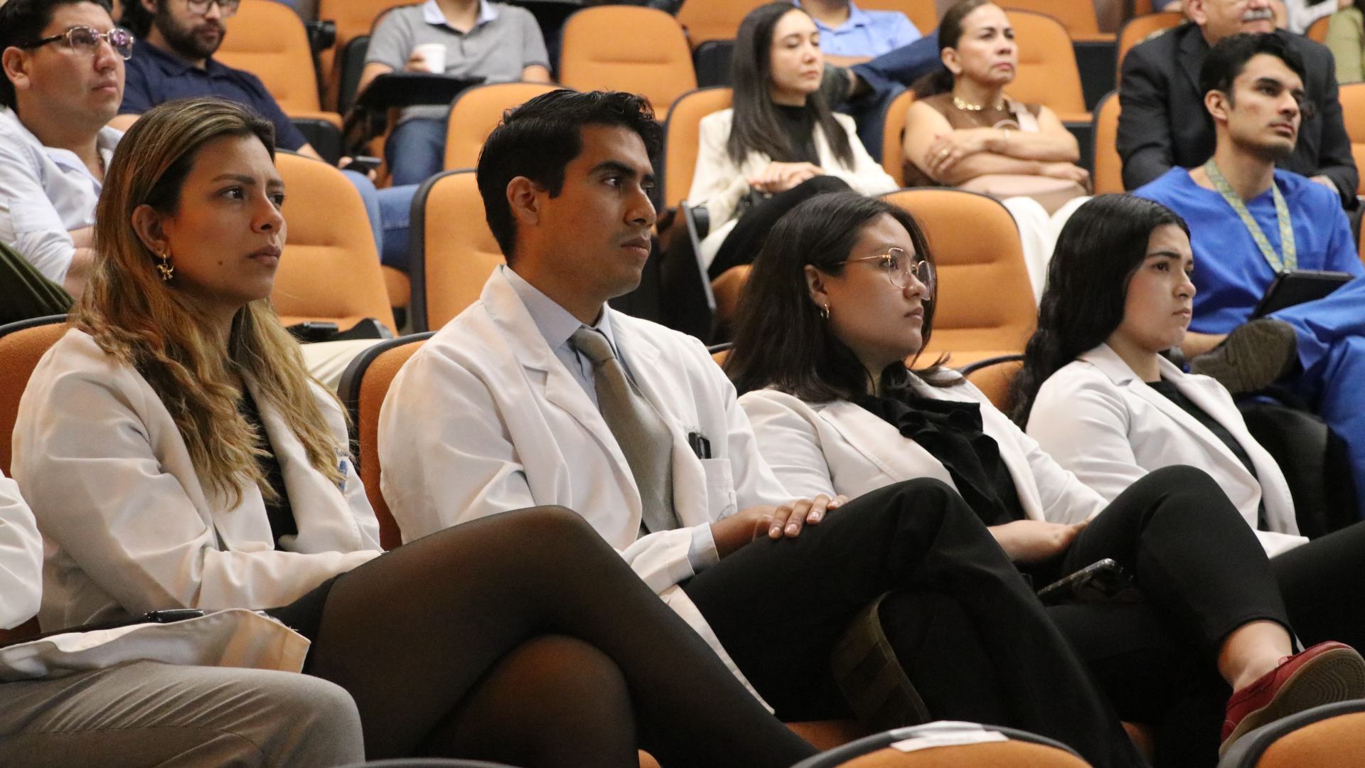Exponen en simposio avances en ortopedia y traumatología