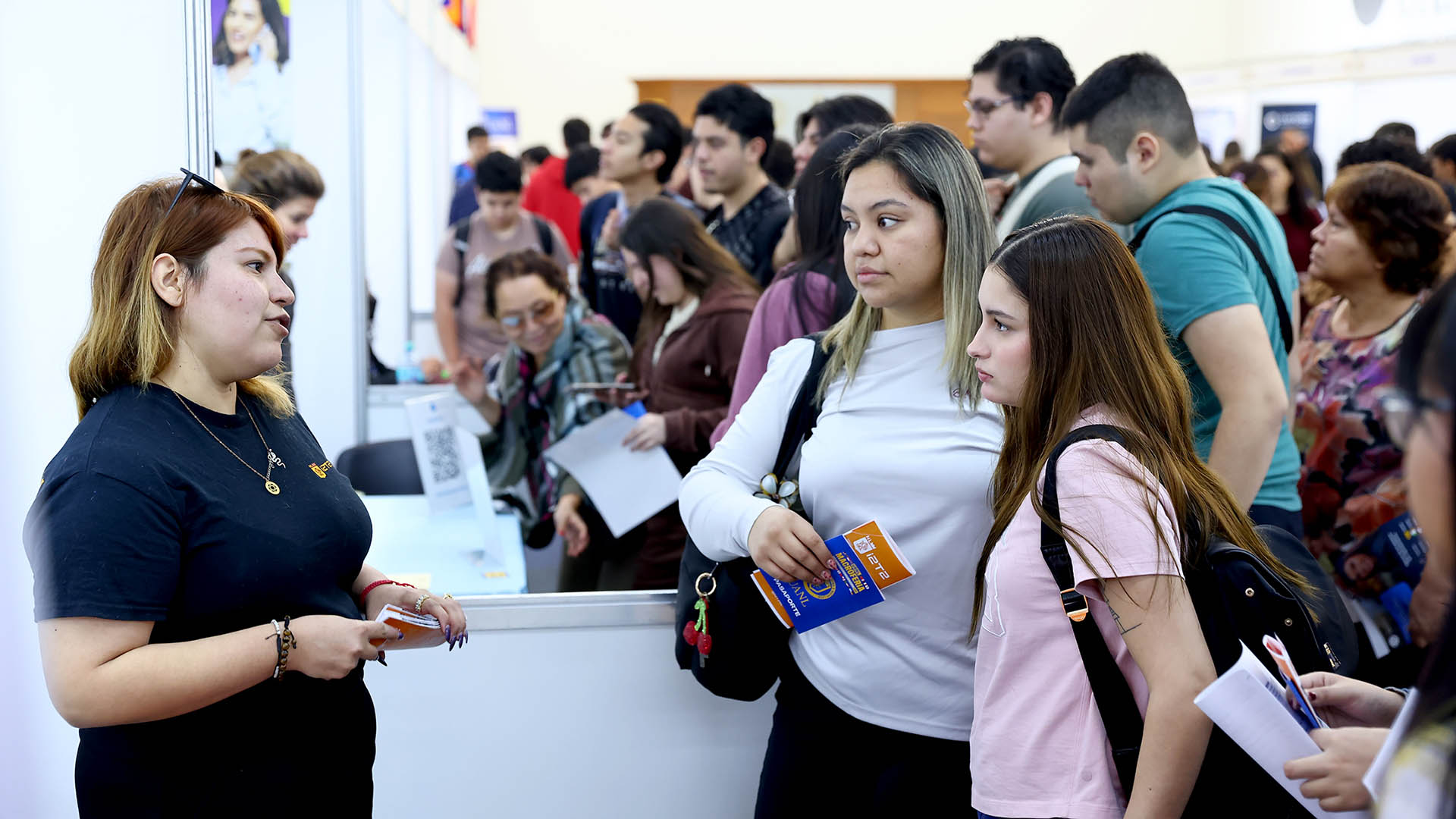 Vinculan a estudiantes con instituciones extranjeras en feria de internacionalización