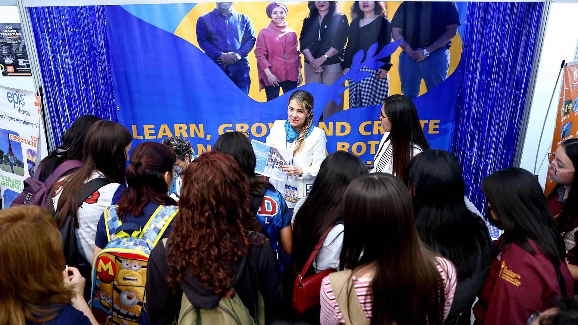 Vinculan a estudiantes con instituciones extranjeras en feria de internacionalización