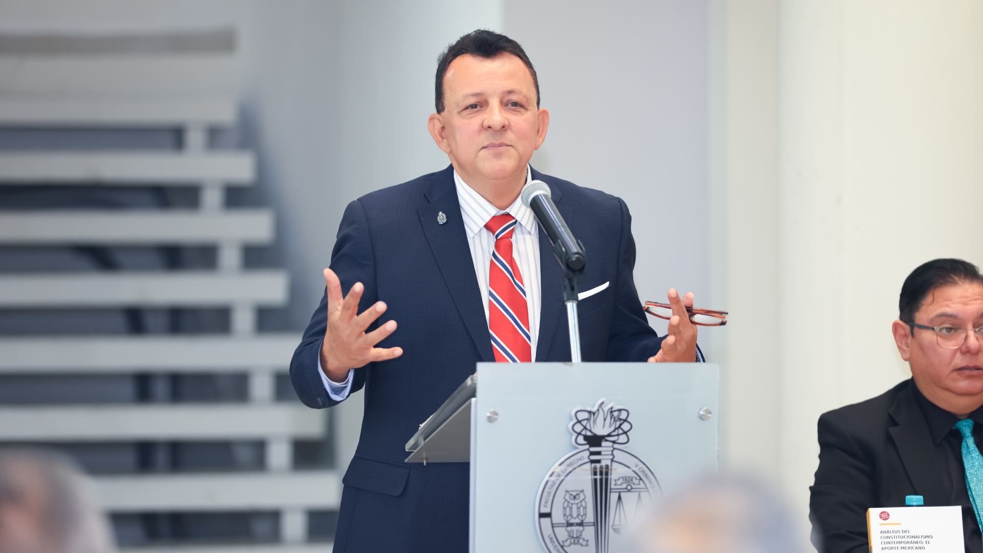 Analizan constitucionalismo contemporáneo