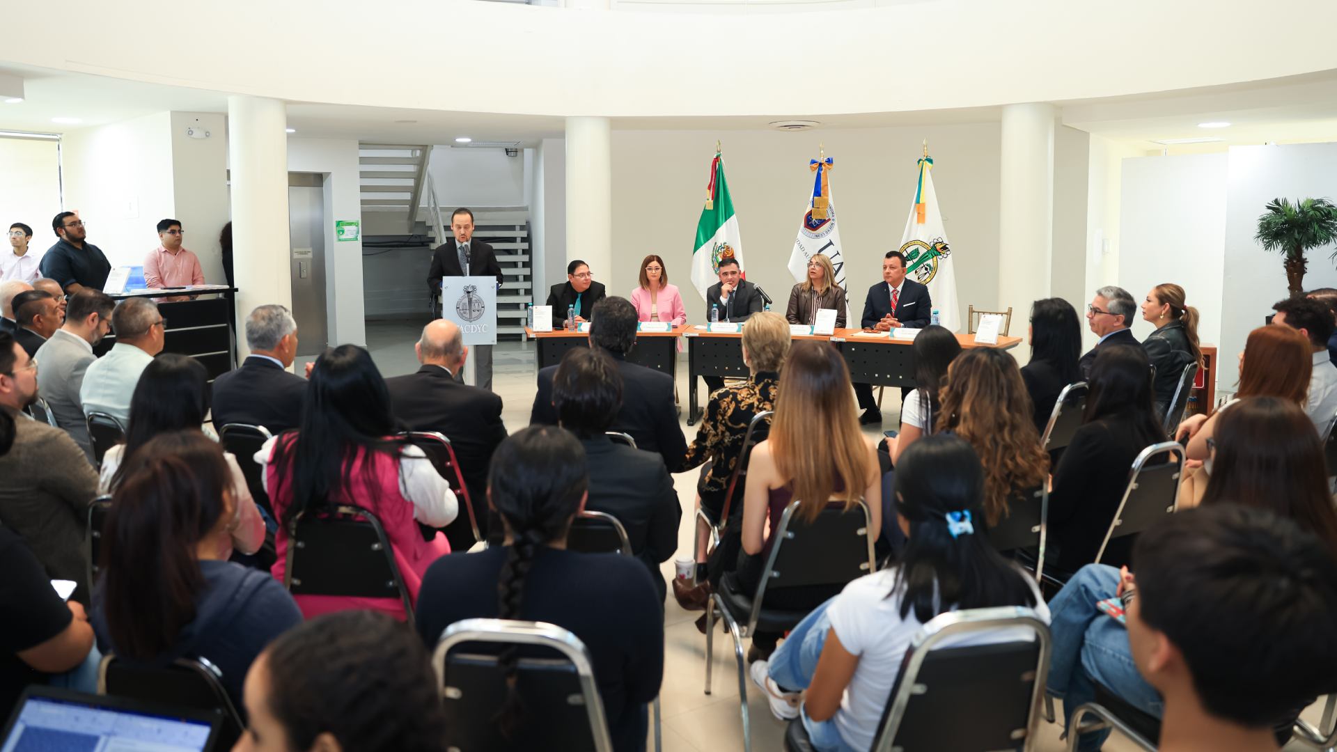 Analizan constitucionalismo contemporáneo