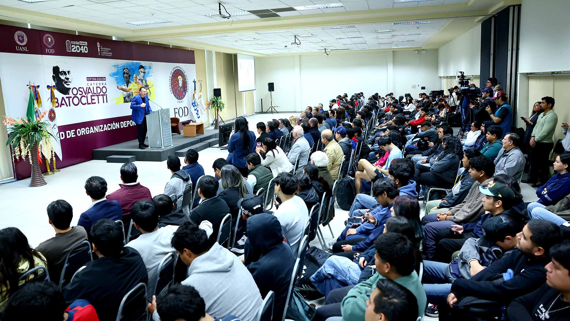 Aconseja David Faitelson creatividad e ingenio a jóvenes periodistas