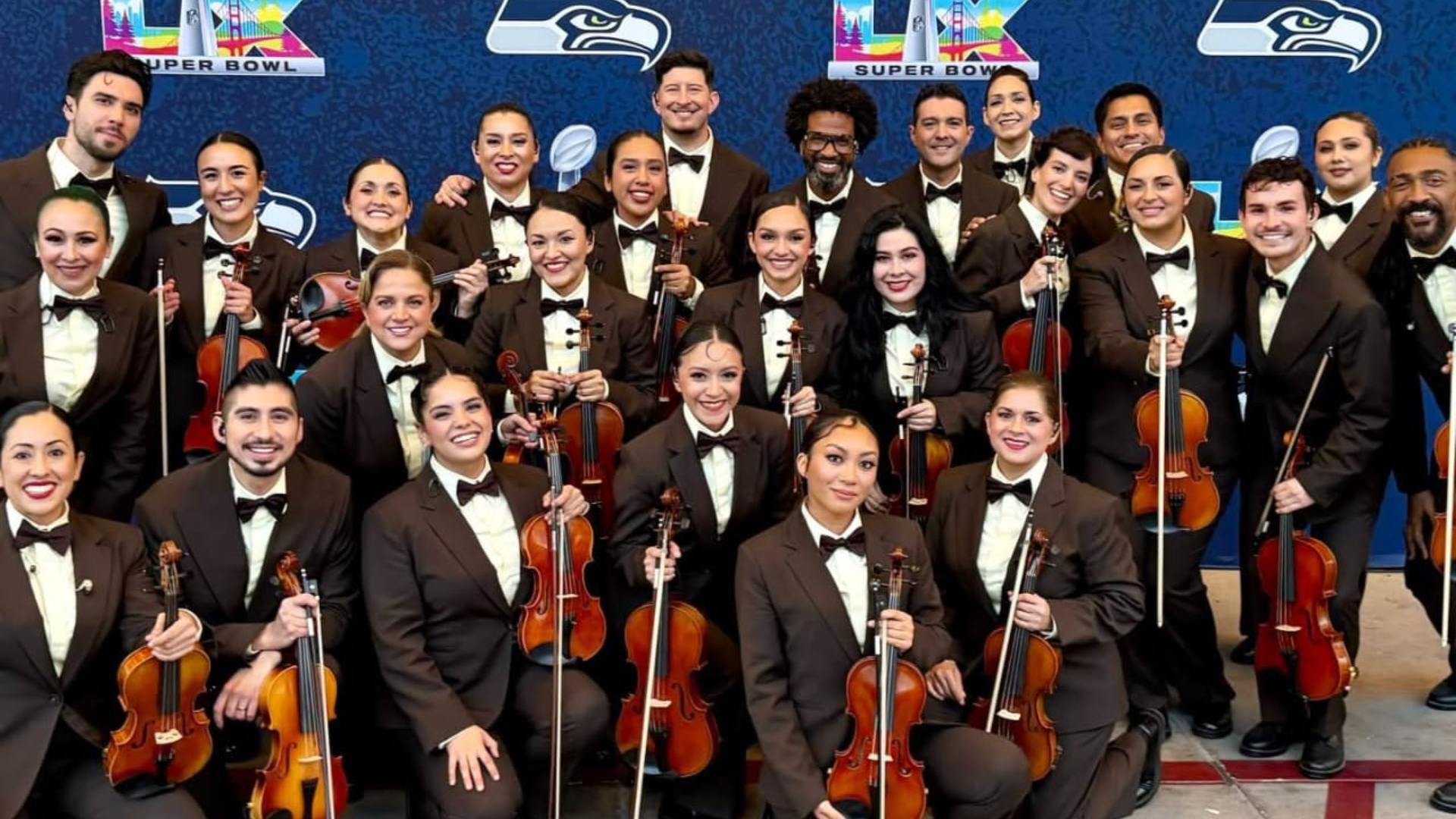 Exviolinista de la OSUANL brilla en show del medio tiempo del Súper Tazón