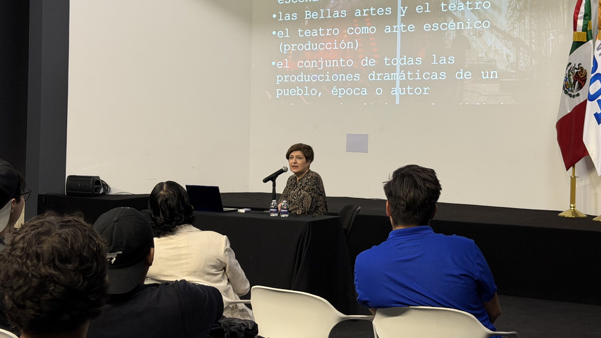 Reflexiona sobre el teatro como arte colectivo e inmediato