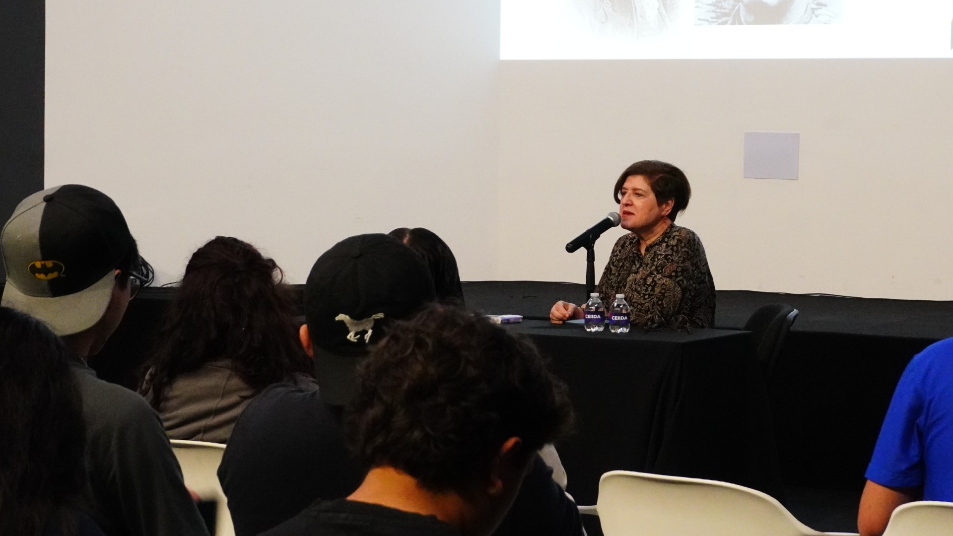 Reflexiona sobre el teatro como arte colectivo e inmediato