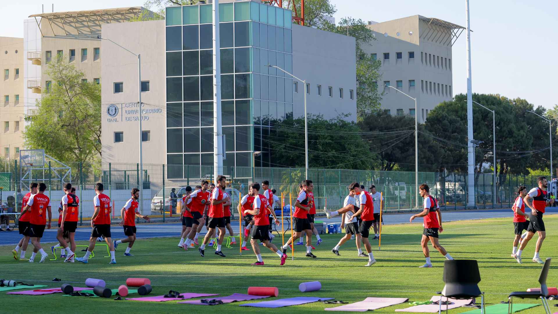 Selección de Irak entrena en cancha universitaria