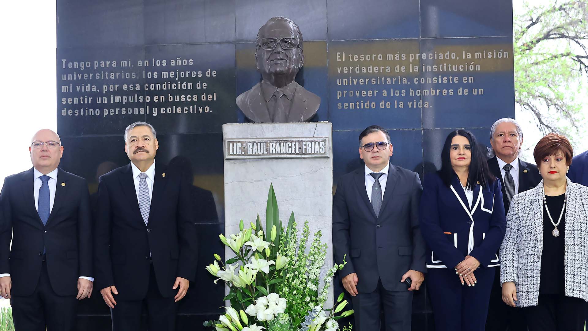 Ofrecen guardia de honor a impulsor de la UANL