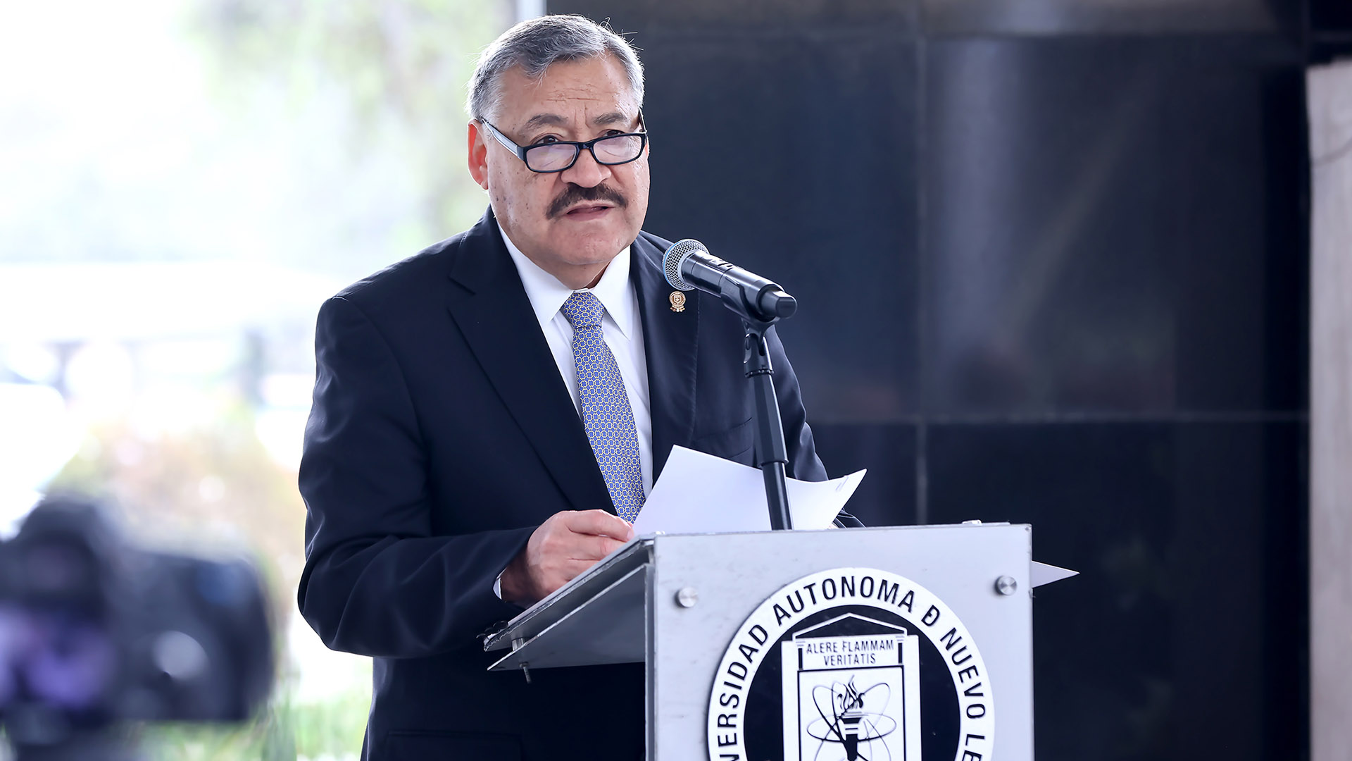 Ofrecen guardia de honor a impulsor de la UANL