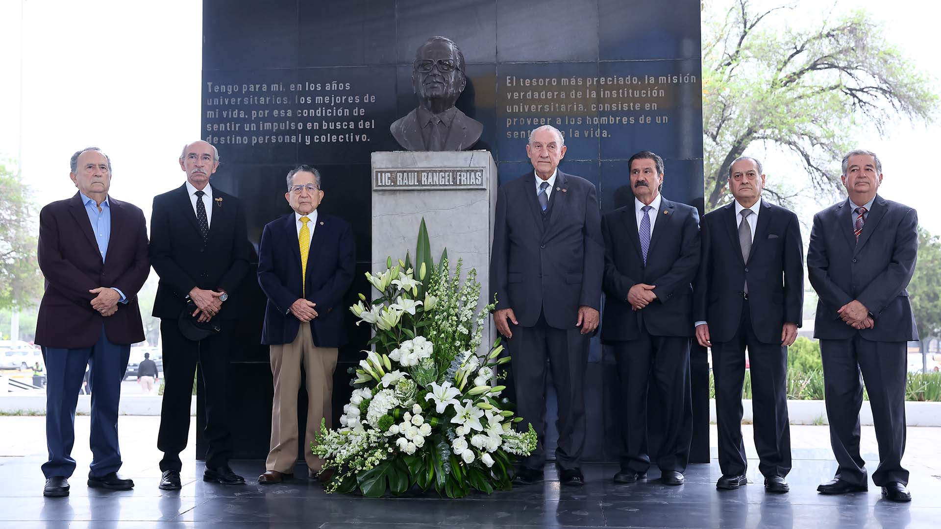 Ofrecen guardia de honor a impulsor de la UANL