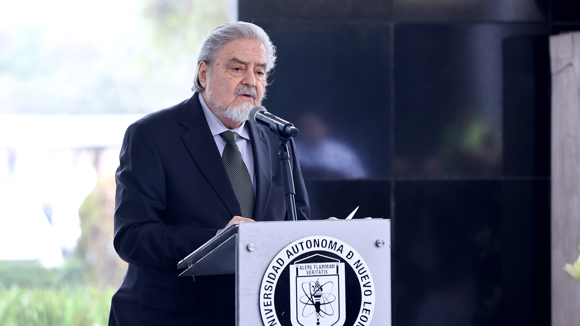 Ofrecen guardia de honor a impulsor de la UANL