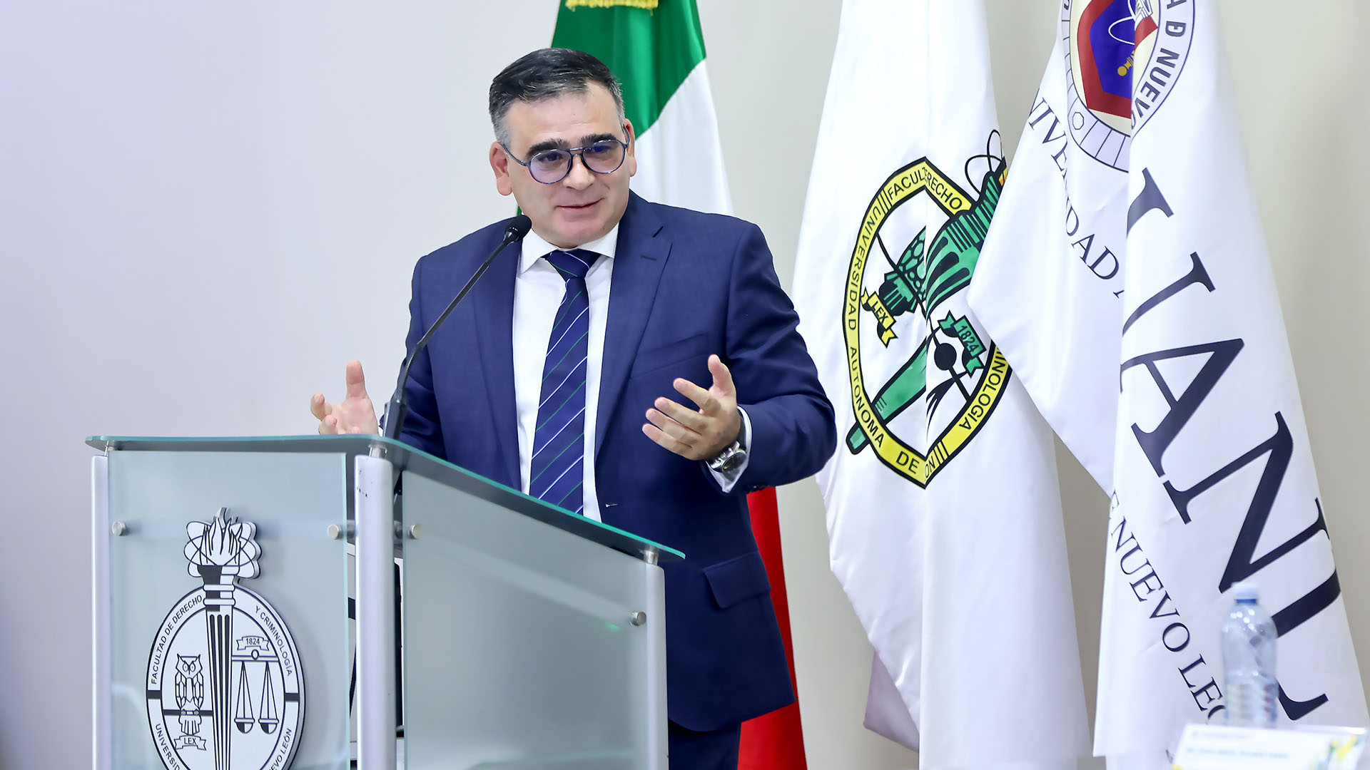 Presentan en FACDYC libro "Derecho a la paz"
