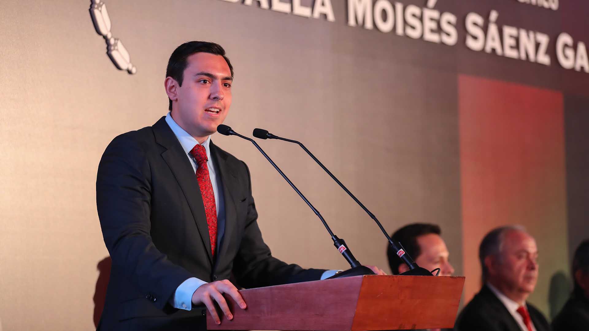 Rector de la UANL recibe medalla al Mérito Cívico Moisés Sáenz