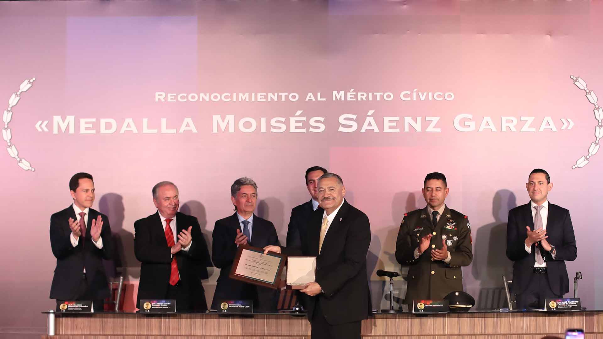 Rector de la UANL recibe medalla al Mérito Cívico Moisés Sáenz