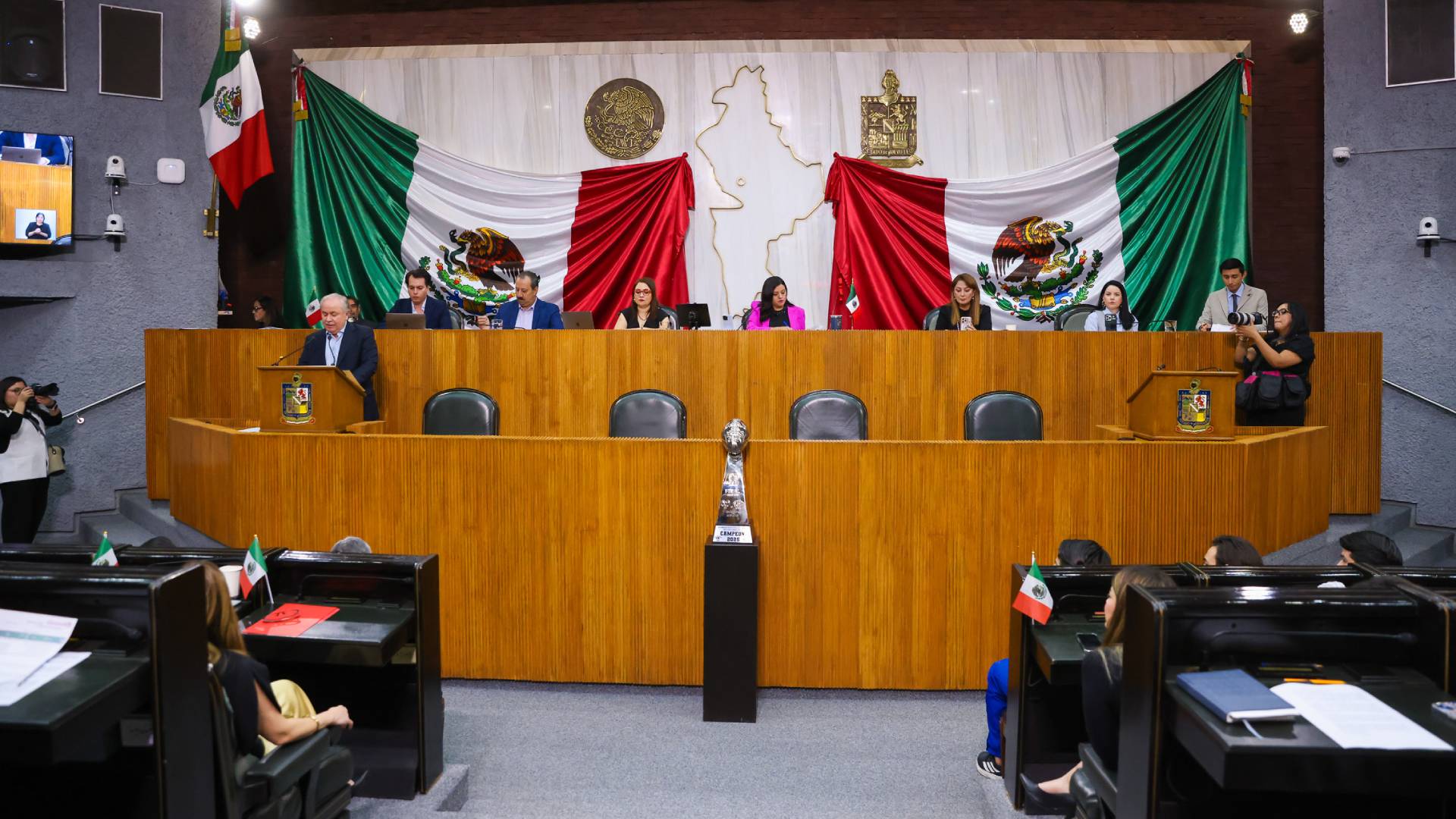 Congreso de Nuevo León reconoce a los Auténticos Tigres campeones