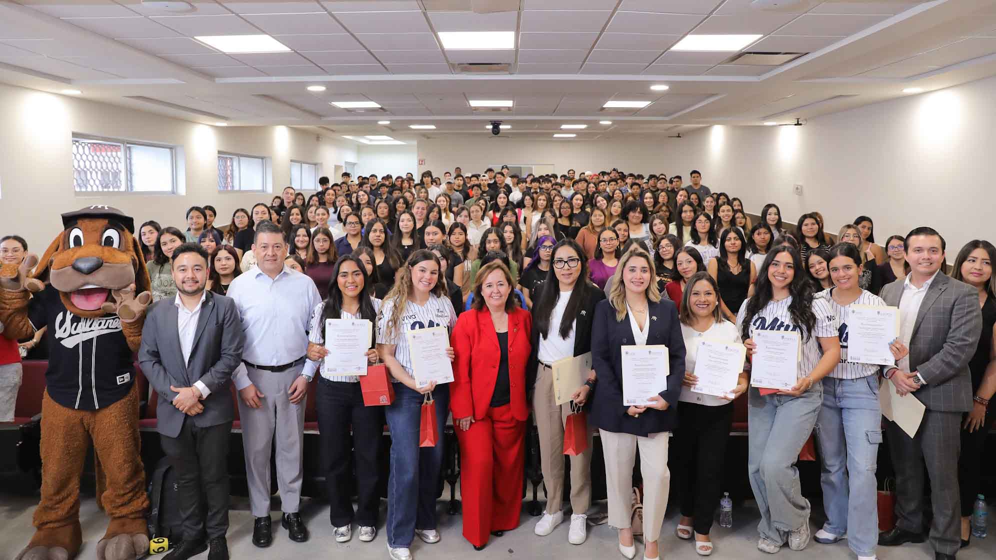 Dialogan sobre la autocrítica como ventaja competitiva