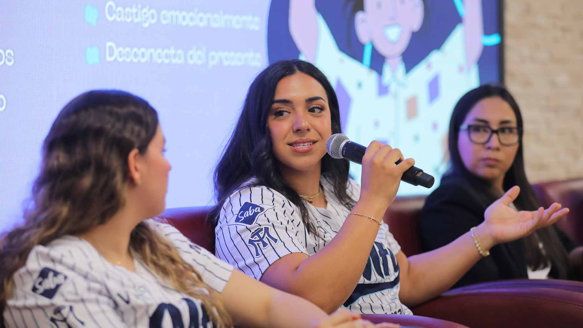 Dialogan sobre la autocrítica como ventaja competitiva