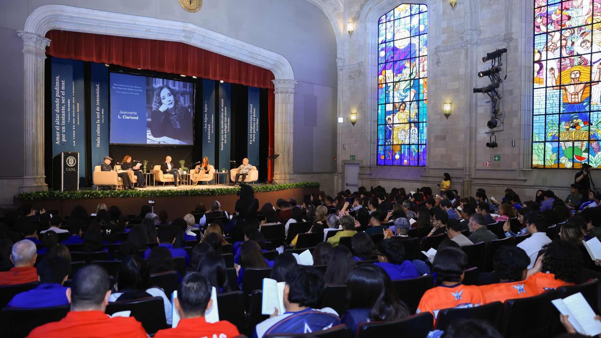 Jóvenes universitarios, los protagonistas en la Gala Poética 2026