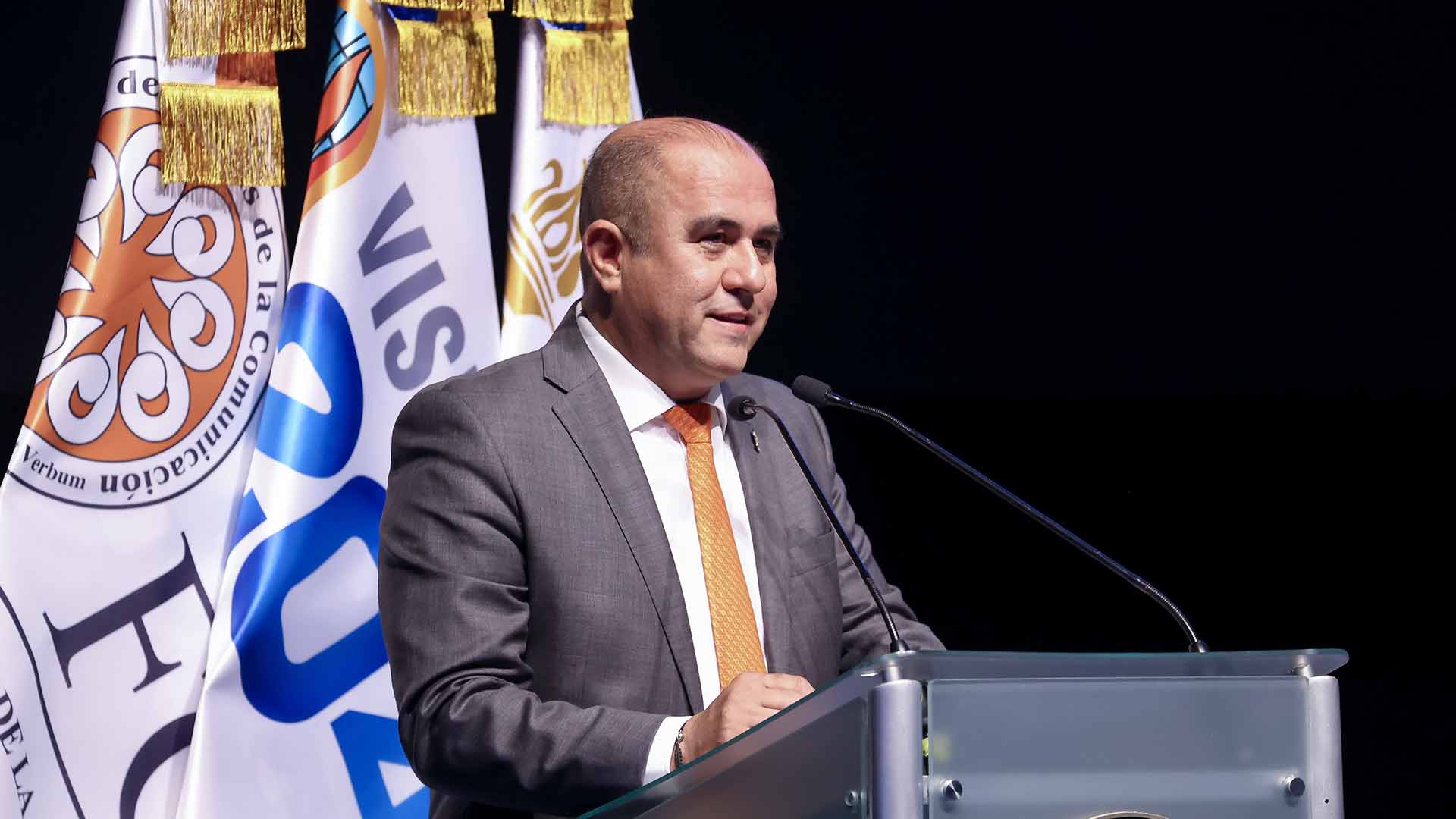 Comparten experiencias laborales personalidades de la comunicación