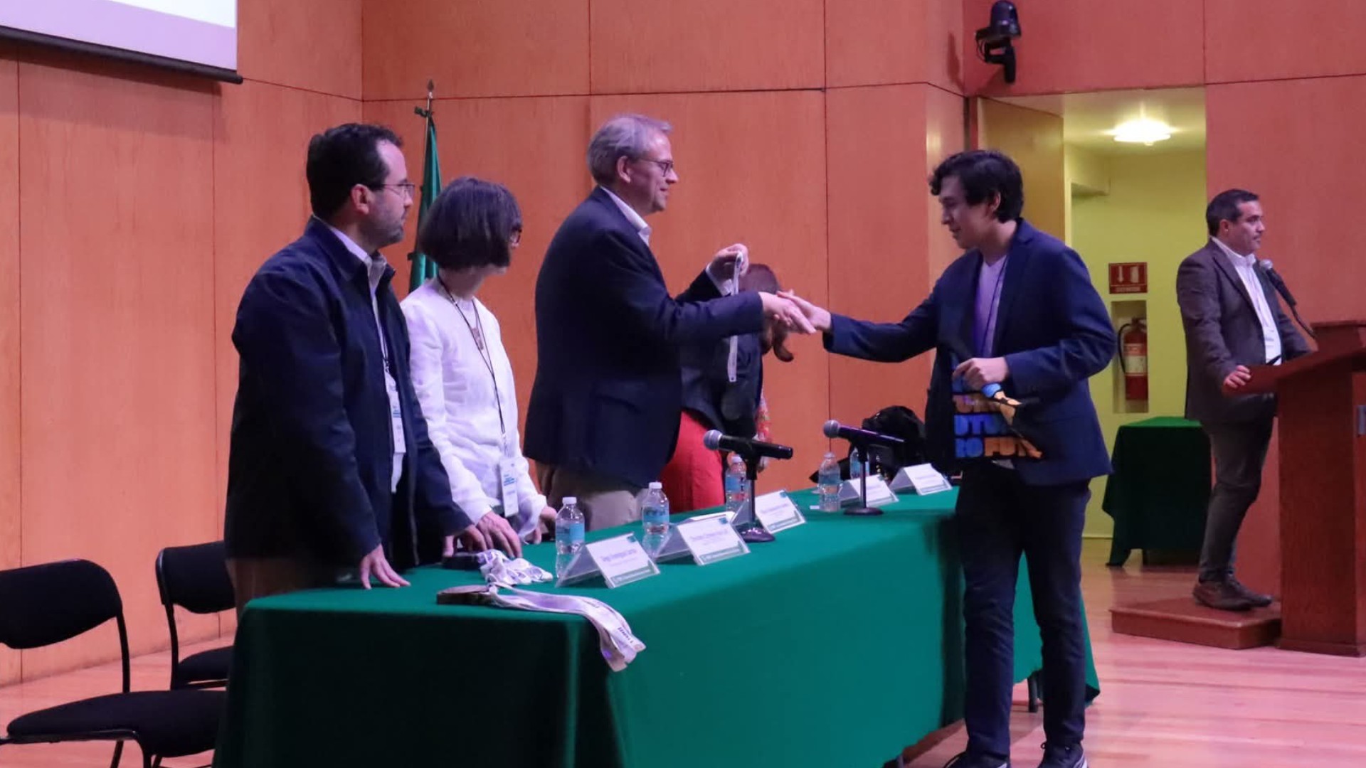 Triunfa alumno del CIDEB en Olimpiada Mexicana de Economía y Finanzas