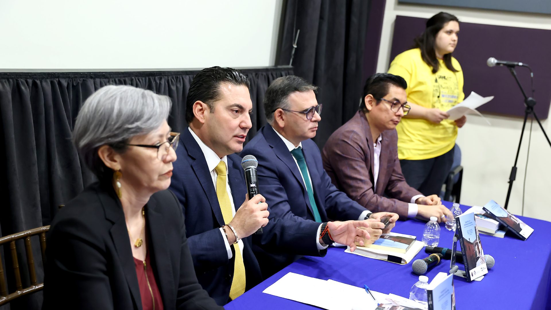 Presentan obra sobre gobernanza municipal en la UANL
