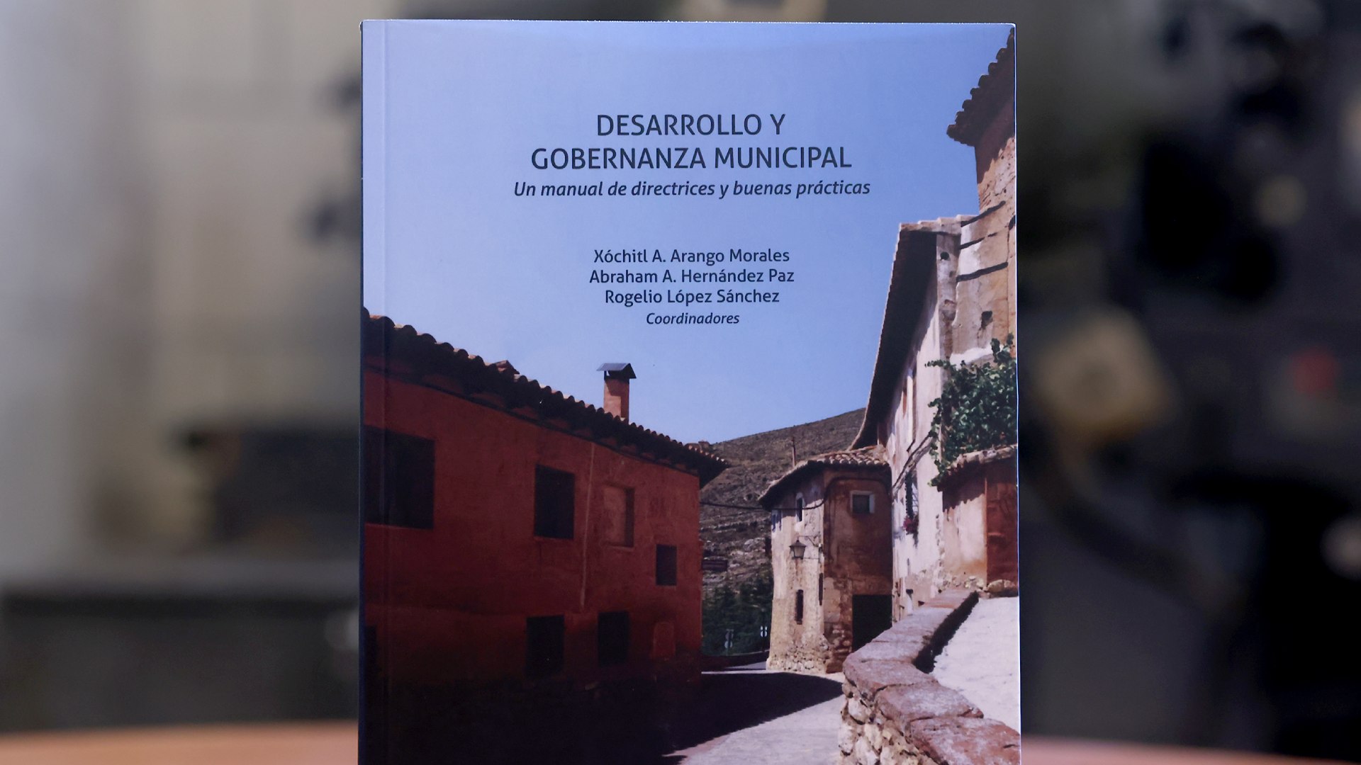 Presentan obra sobre gobernanza municipal en la UANL