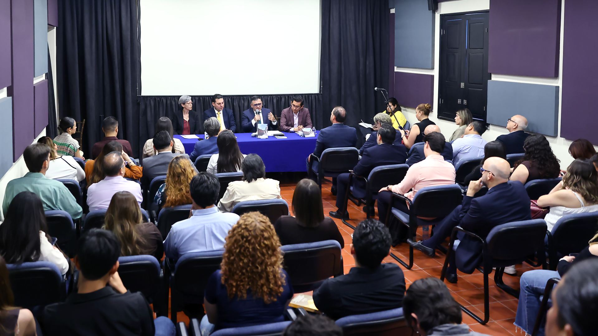 Presentan obra sobre gobernanza municipal en la UANL