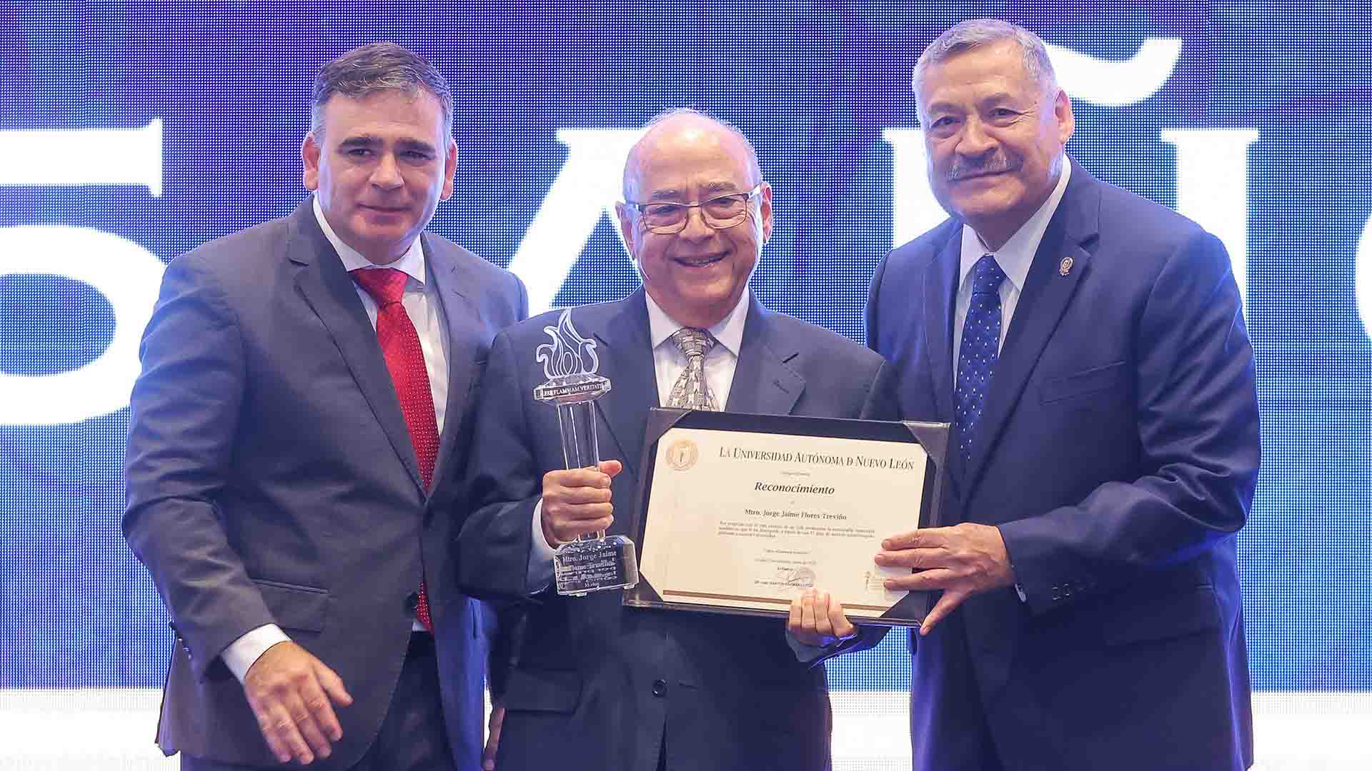 Reconoce UANL trayectoria y vocación de docentes universitarios