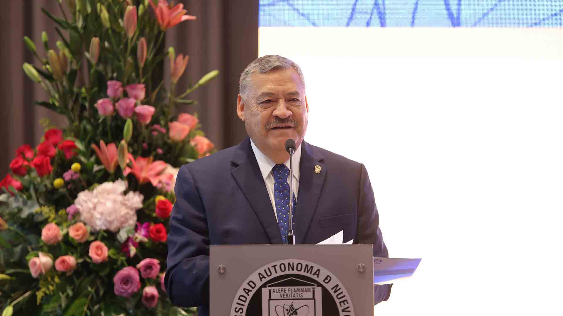 Reconoce UANL trayectoria y vocación de docentes universitarios
