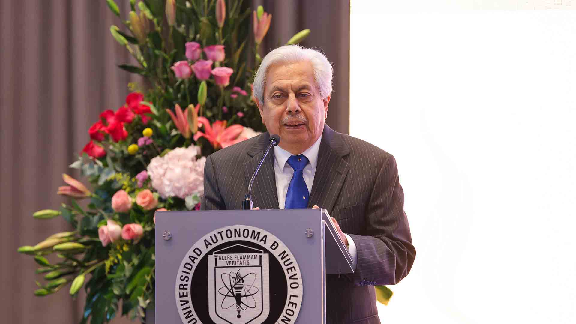 Reconoce UANL trayectoria y vocación de docentes universitarios