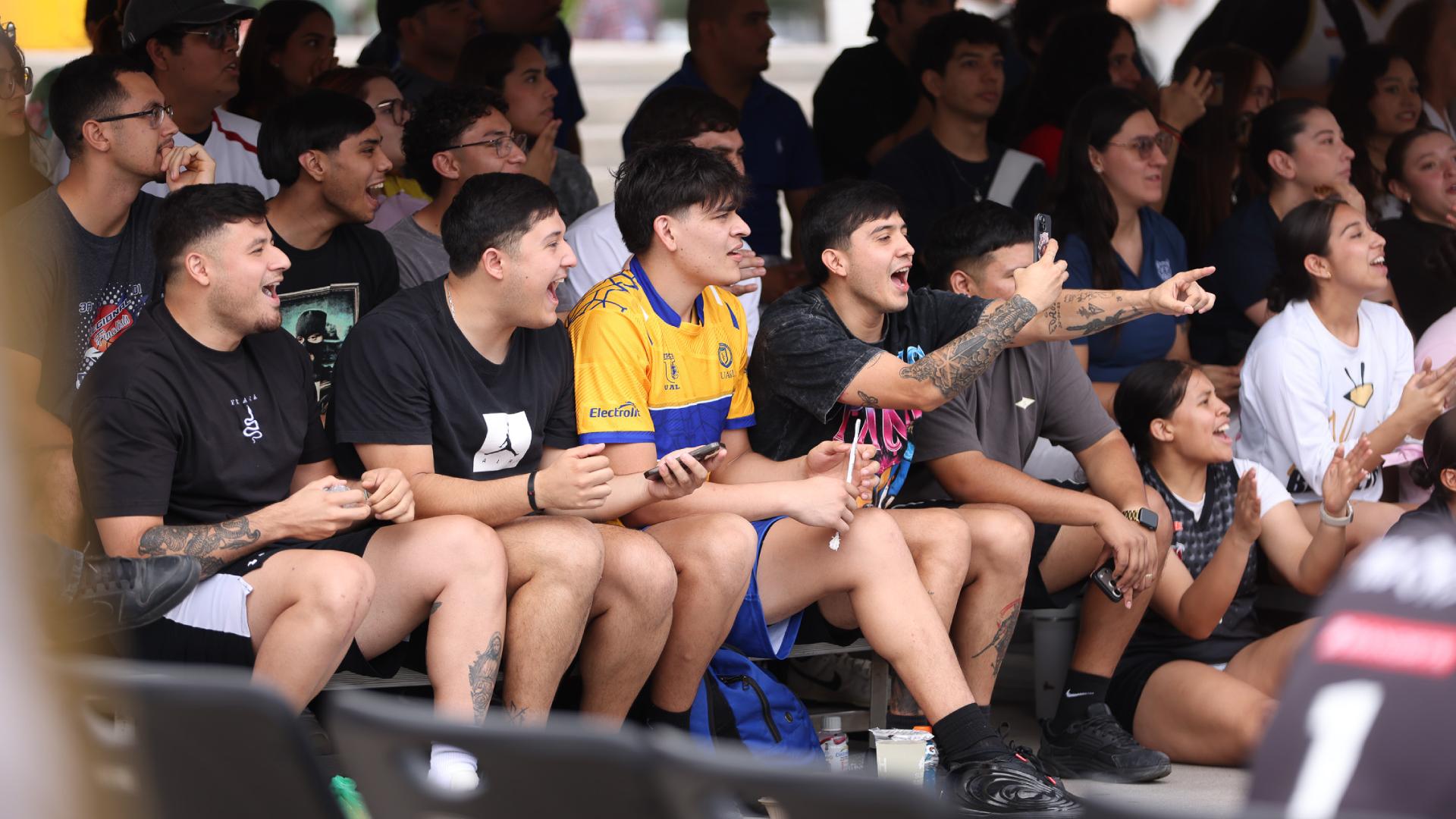 Estudiantes disfruta del ambiente ANUIES en la explanada de Rectoría