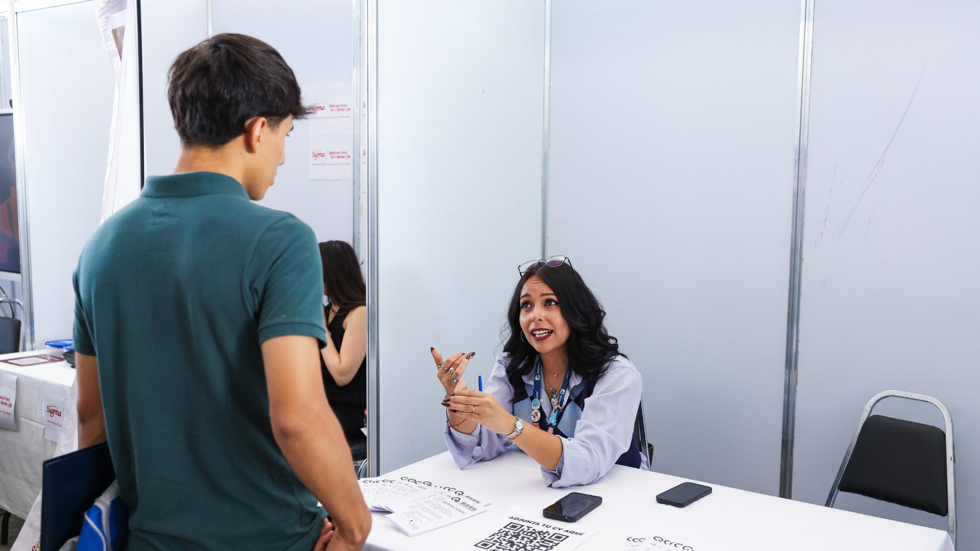 Impulsa UANL vinculación con empresas en Feria Laboral 2026