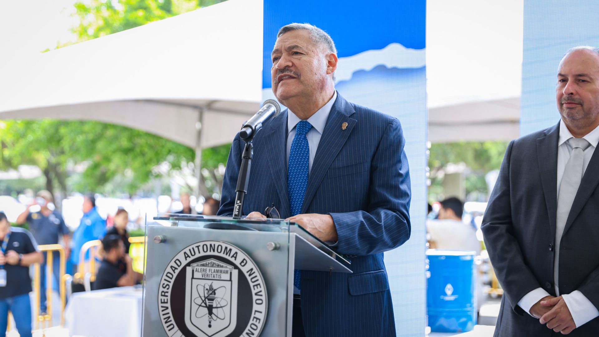 Impulsa UANL vinculación con empresas en Feria Laboral 2026