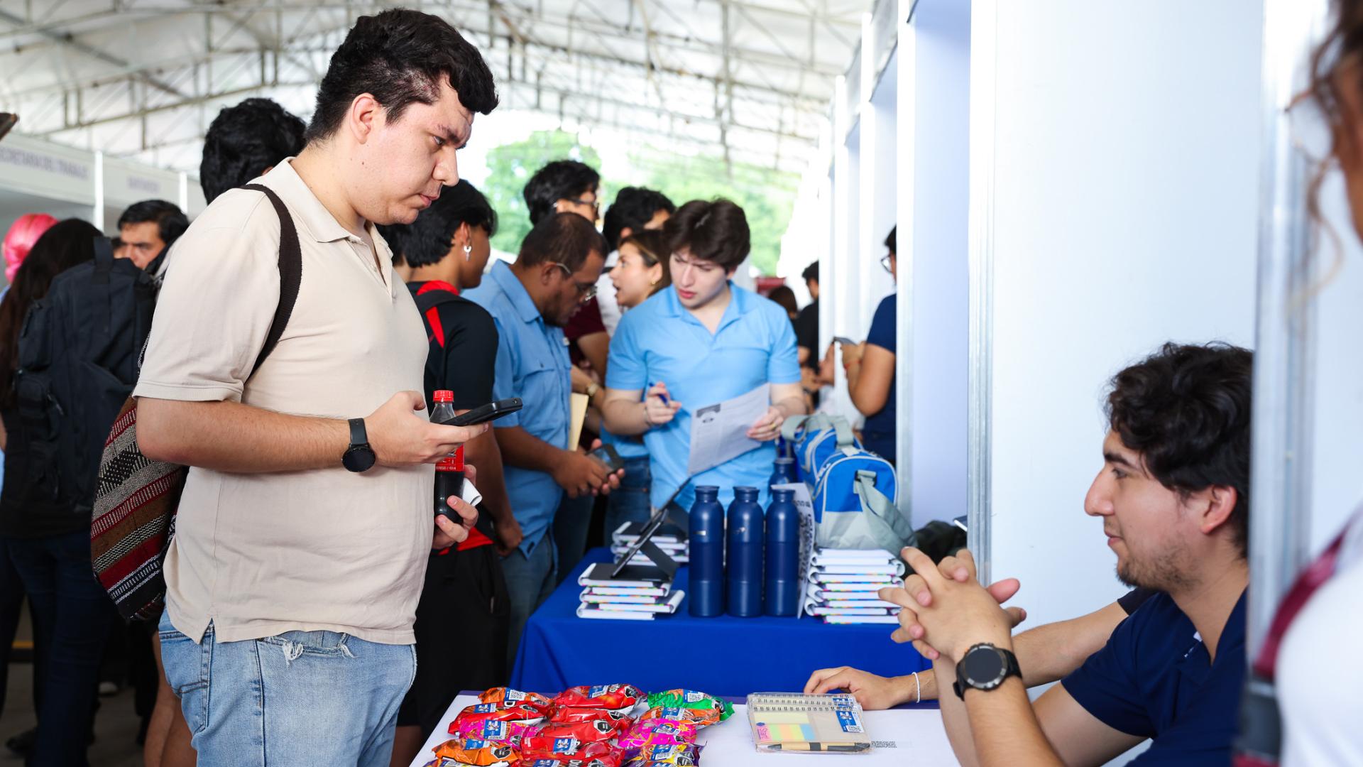 Impulsa UANL vinculación con empresas en Feria Laboral 2026