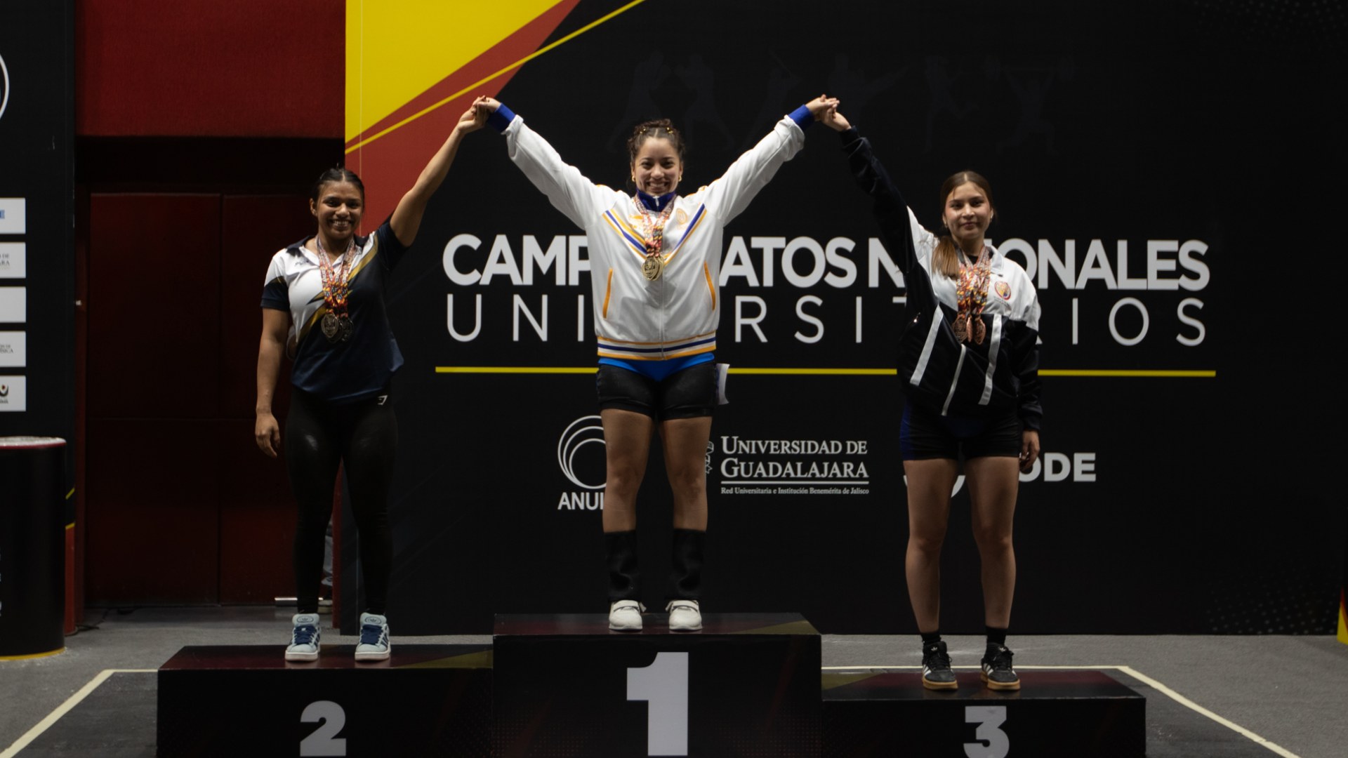 Se despide Irene Borrego con triple oro