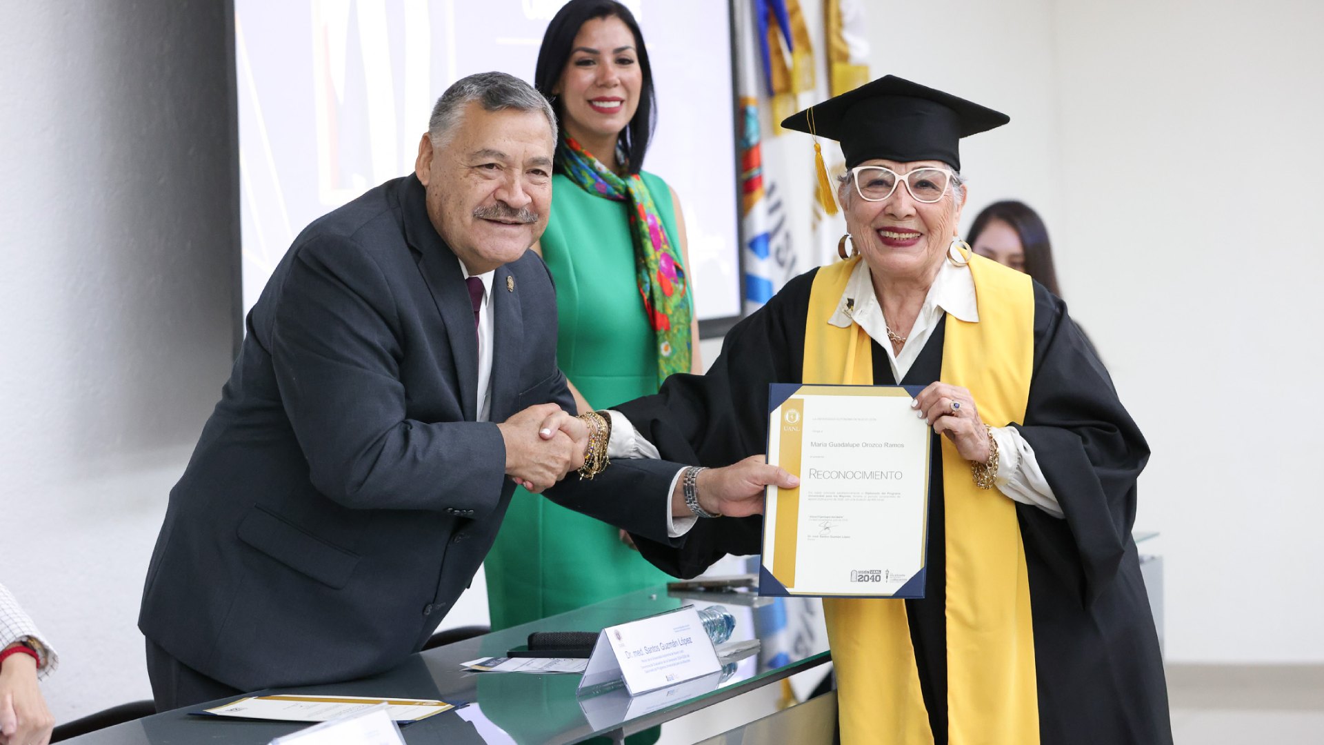 Celebra UANL graduación de Universidad para los Mayores