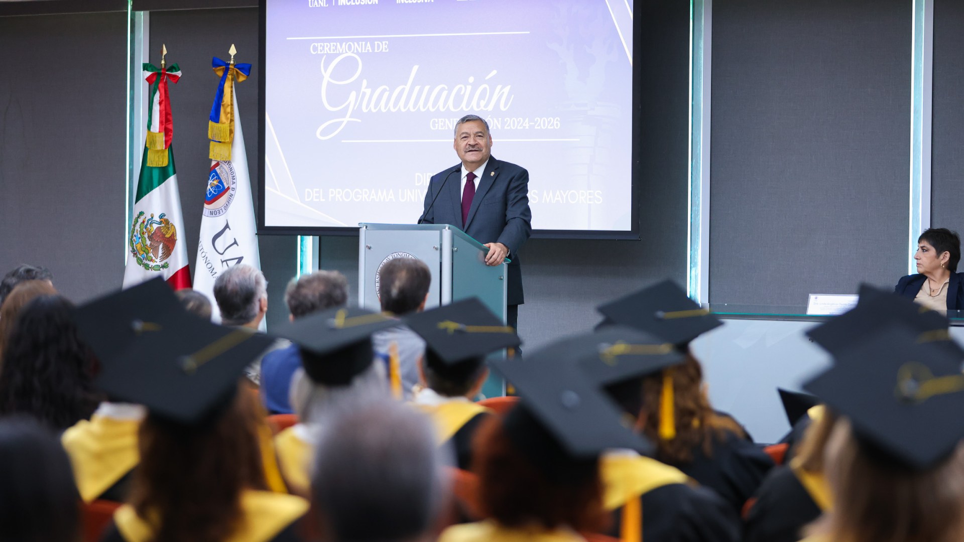 Celebra UANL graduación de Universidad para los Mayores
