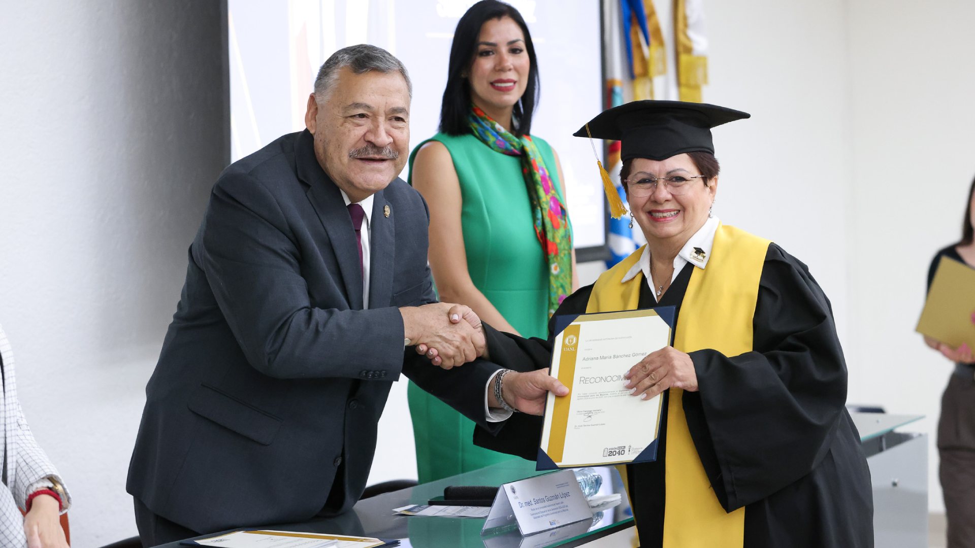 Celebra UANL graduación de Universidad para los Mayores