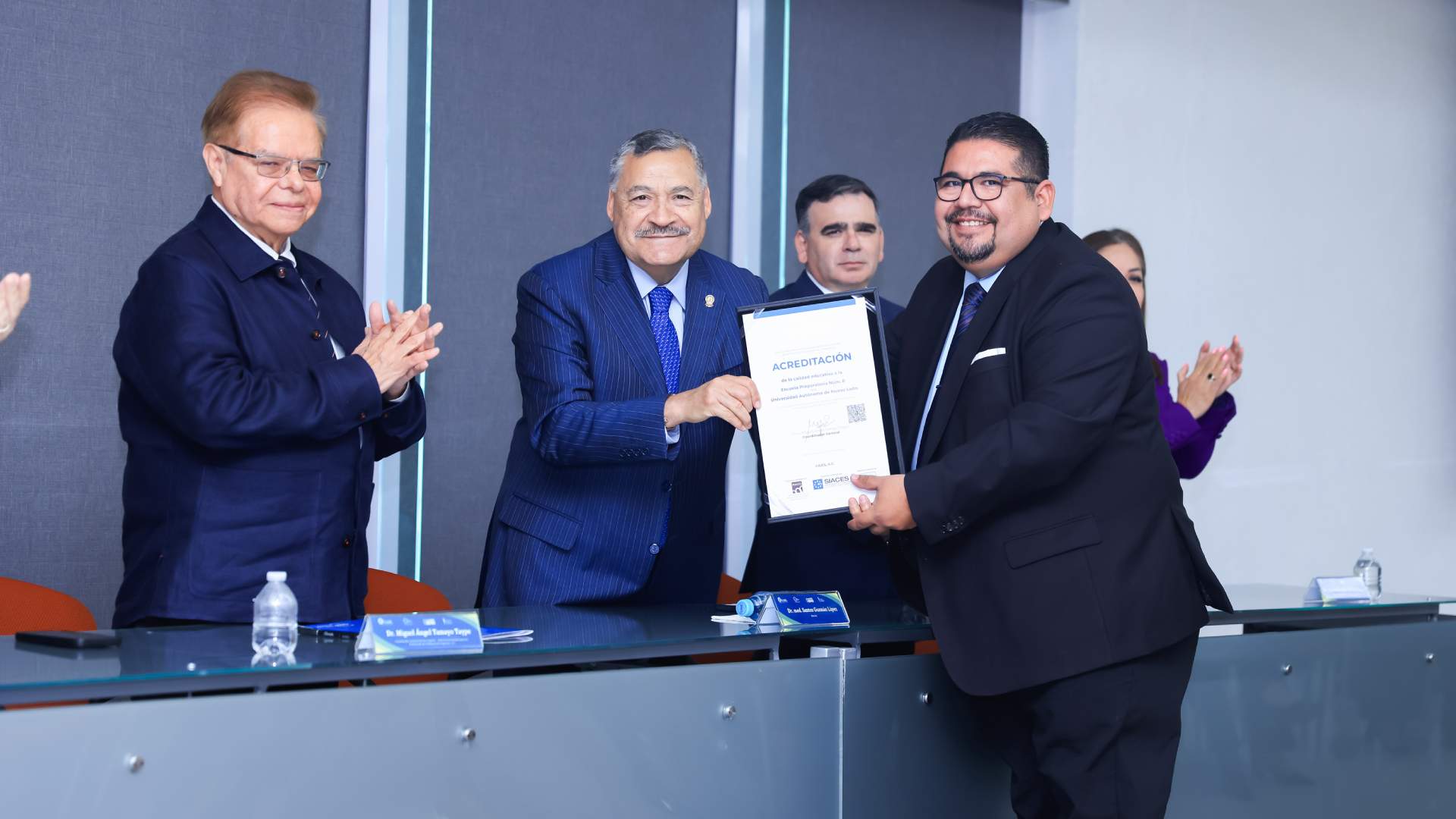 Preparatorias 3 y 8 reciben acreditación nacional por el CIEES