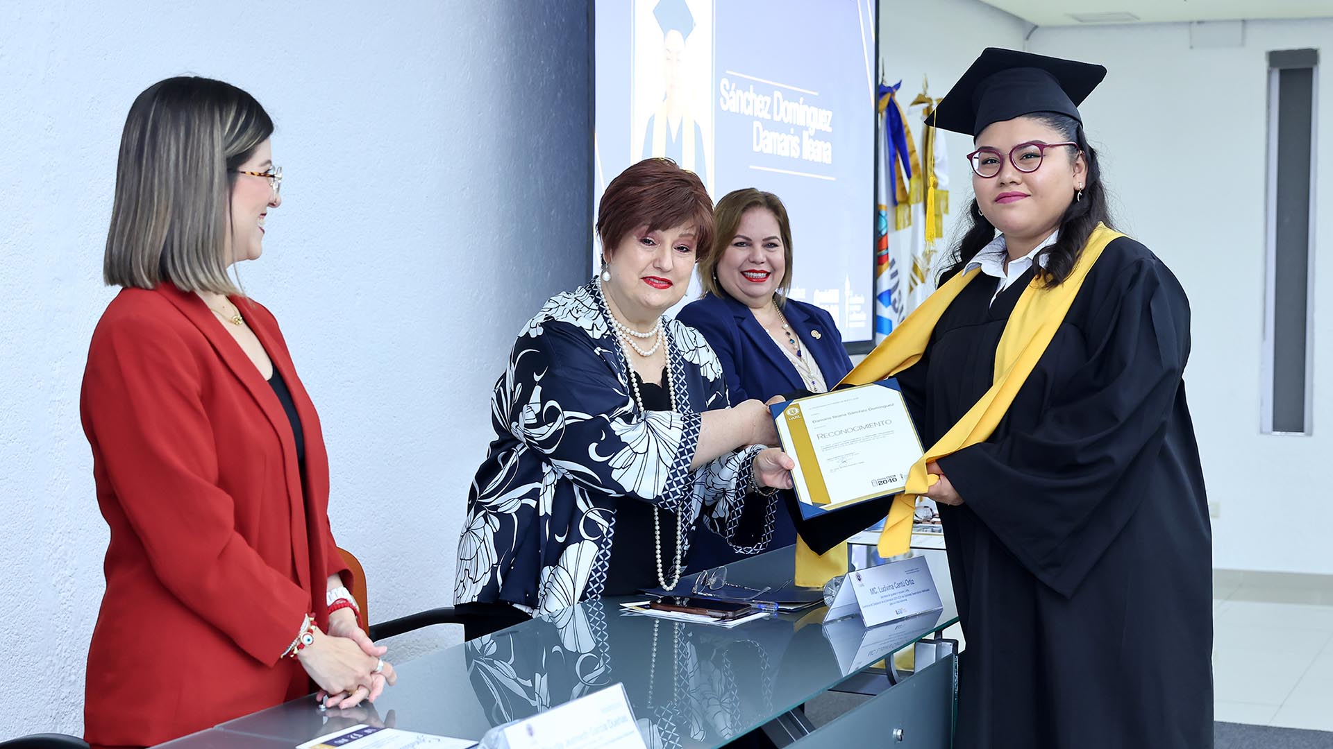 Se gradúan 14 jóvenes del diplomado para una vida autónoma