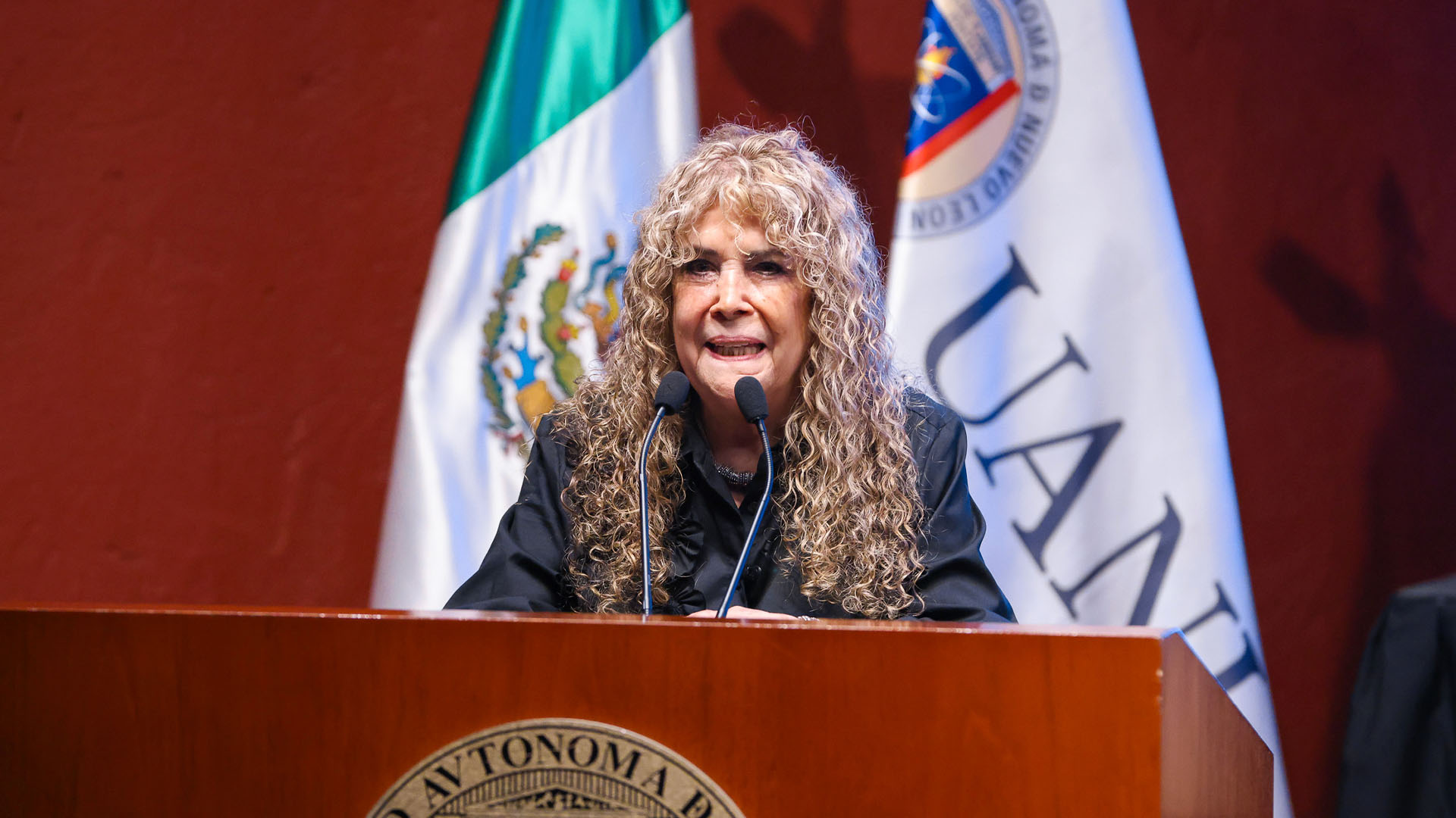 Homenajean 40 años de artista plástica Lupina Flores