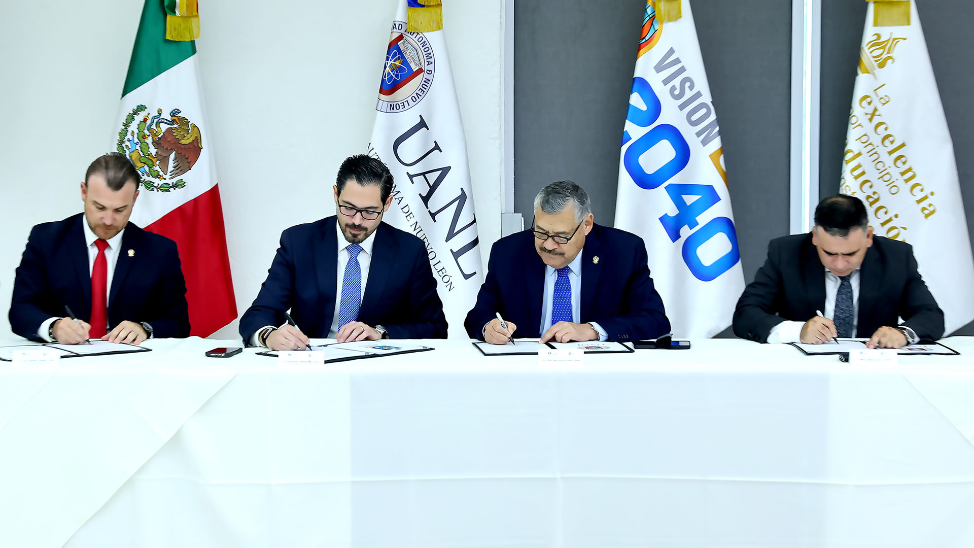 Firman convenio UANL y municipio de Santiago