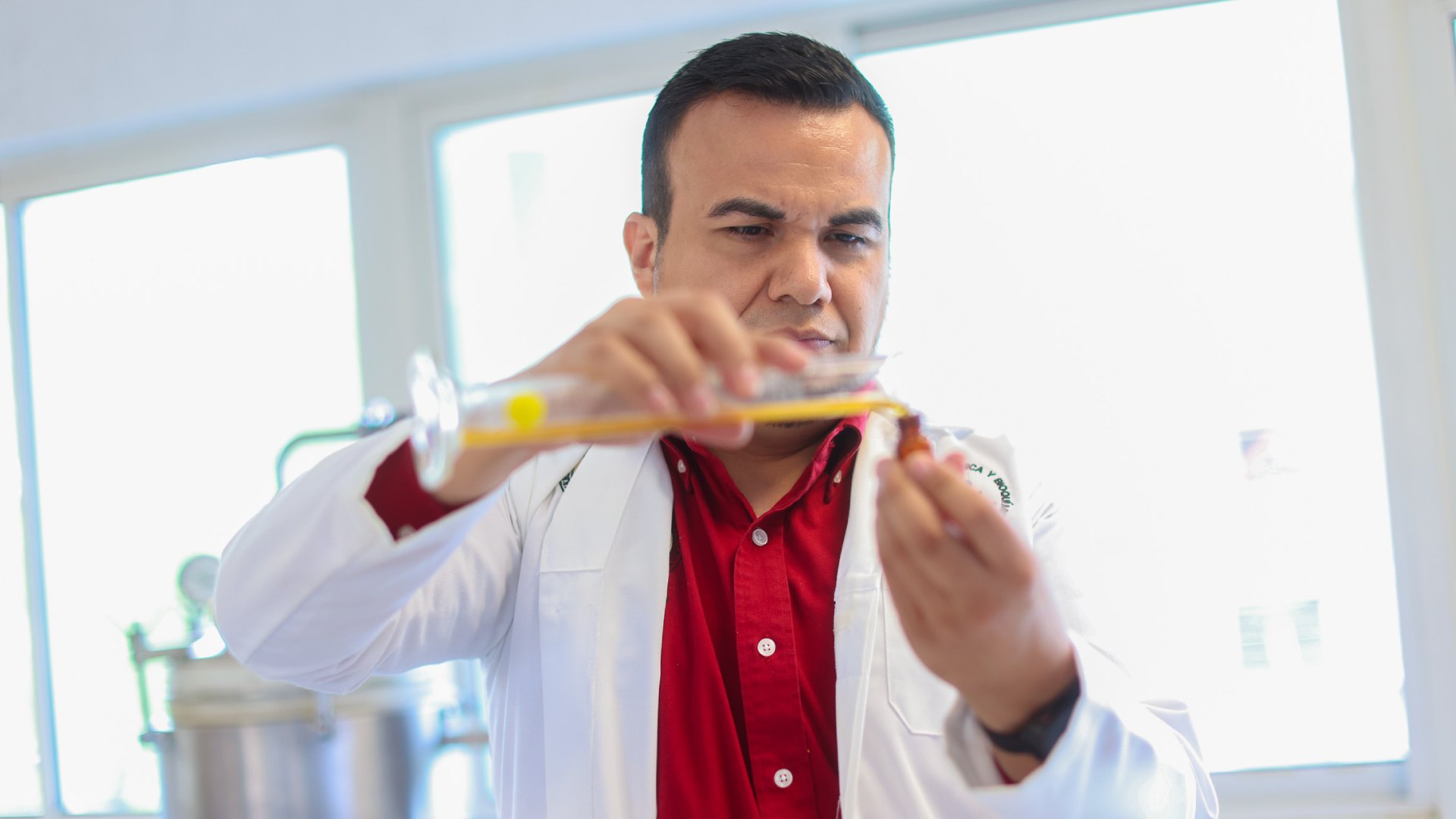 Apoya UANL a extractores de aceites de plantas aromáticas del país