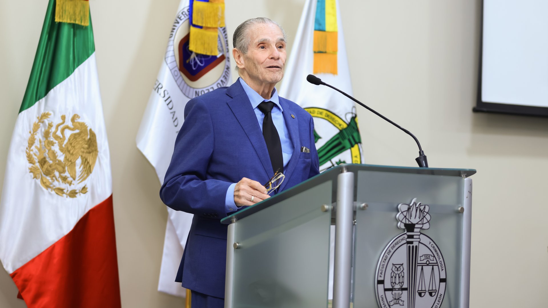 Reacreditan programa académico de Licenciatura en Derecho