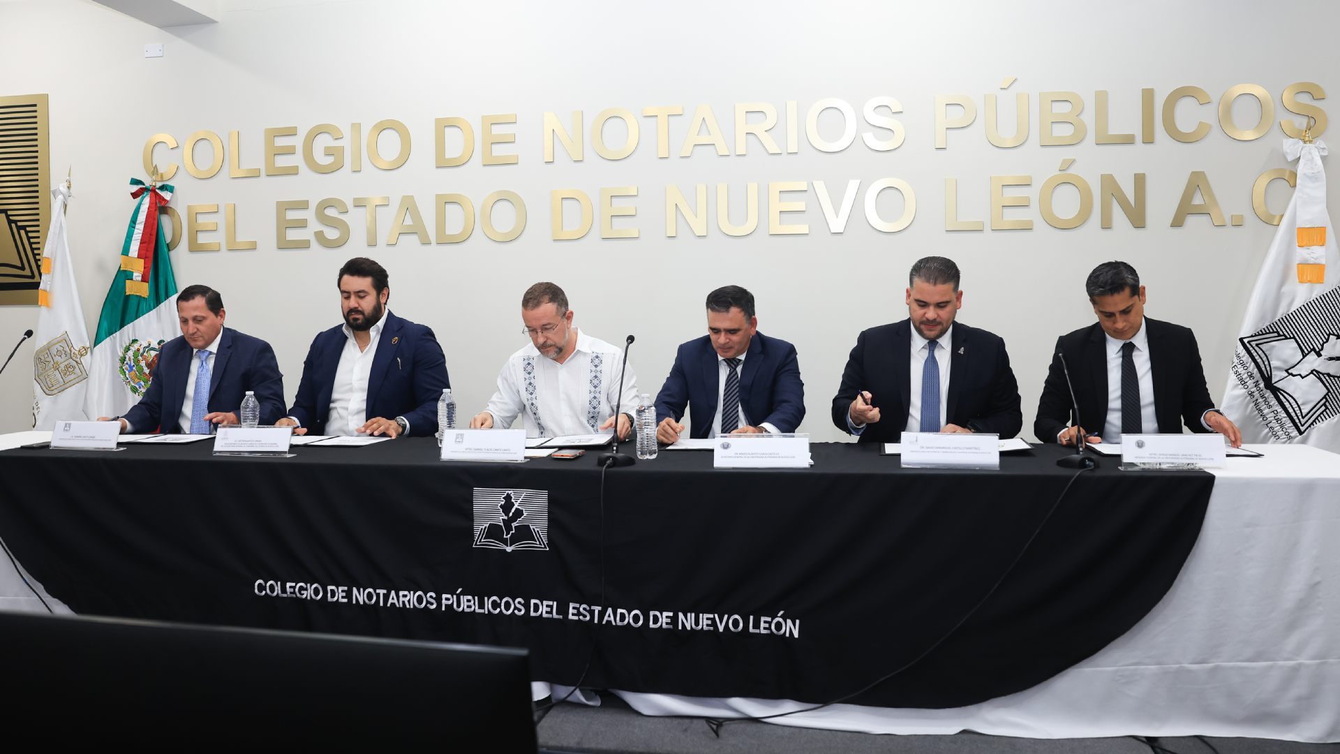Firman convenio Facultad de Derecho y Colegio de Notarios Públicos