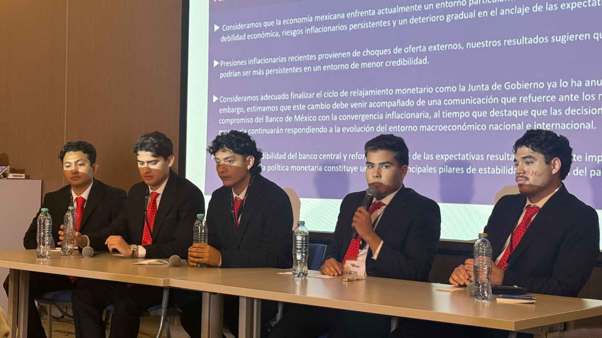 Equipo de Economía triunfa en Reto Banxico