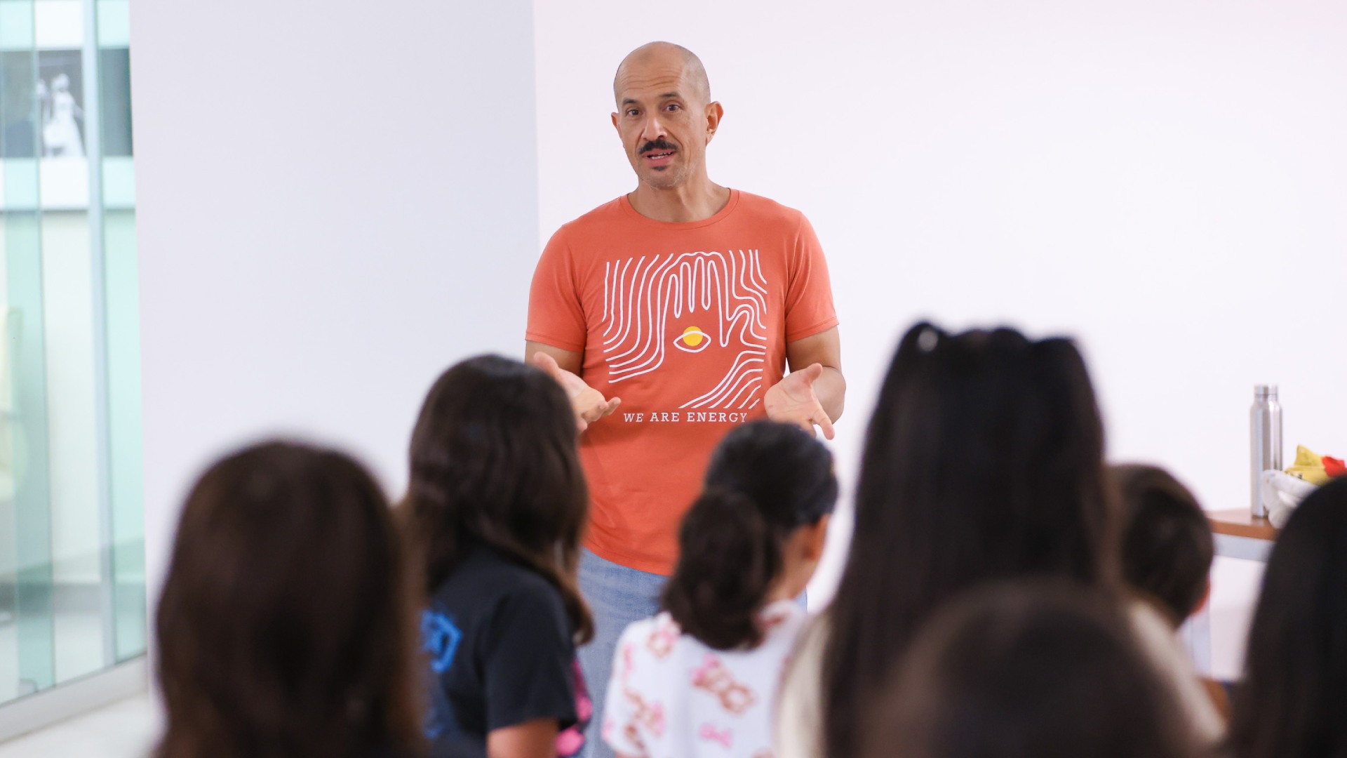 El arte como refugio: Transforman monstruos a través del juego infantil