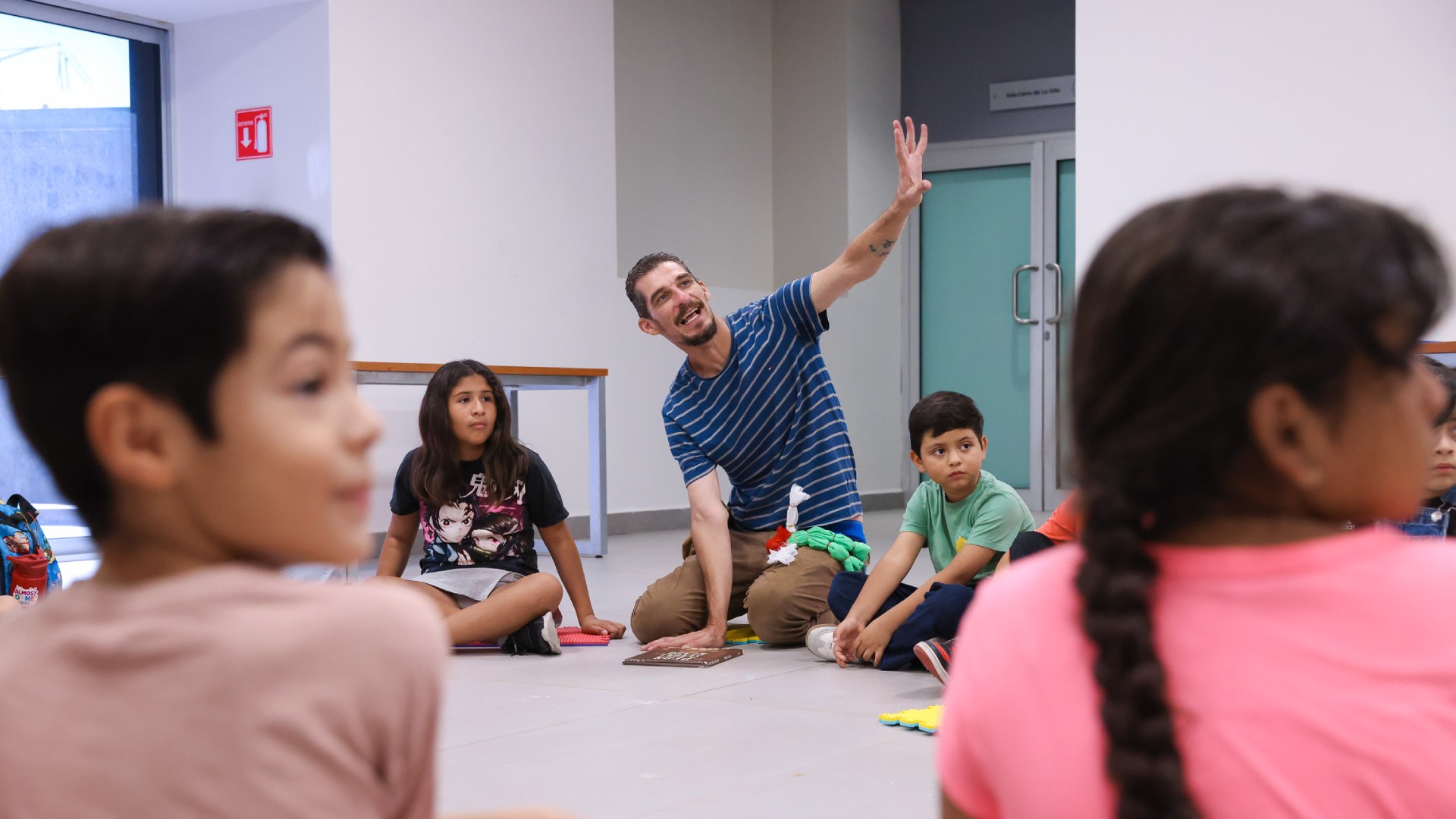 El arte como refugio: Transforman monstruos a través del juego infantil